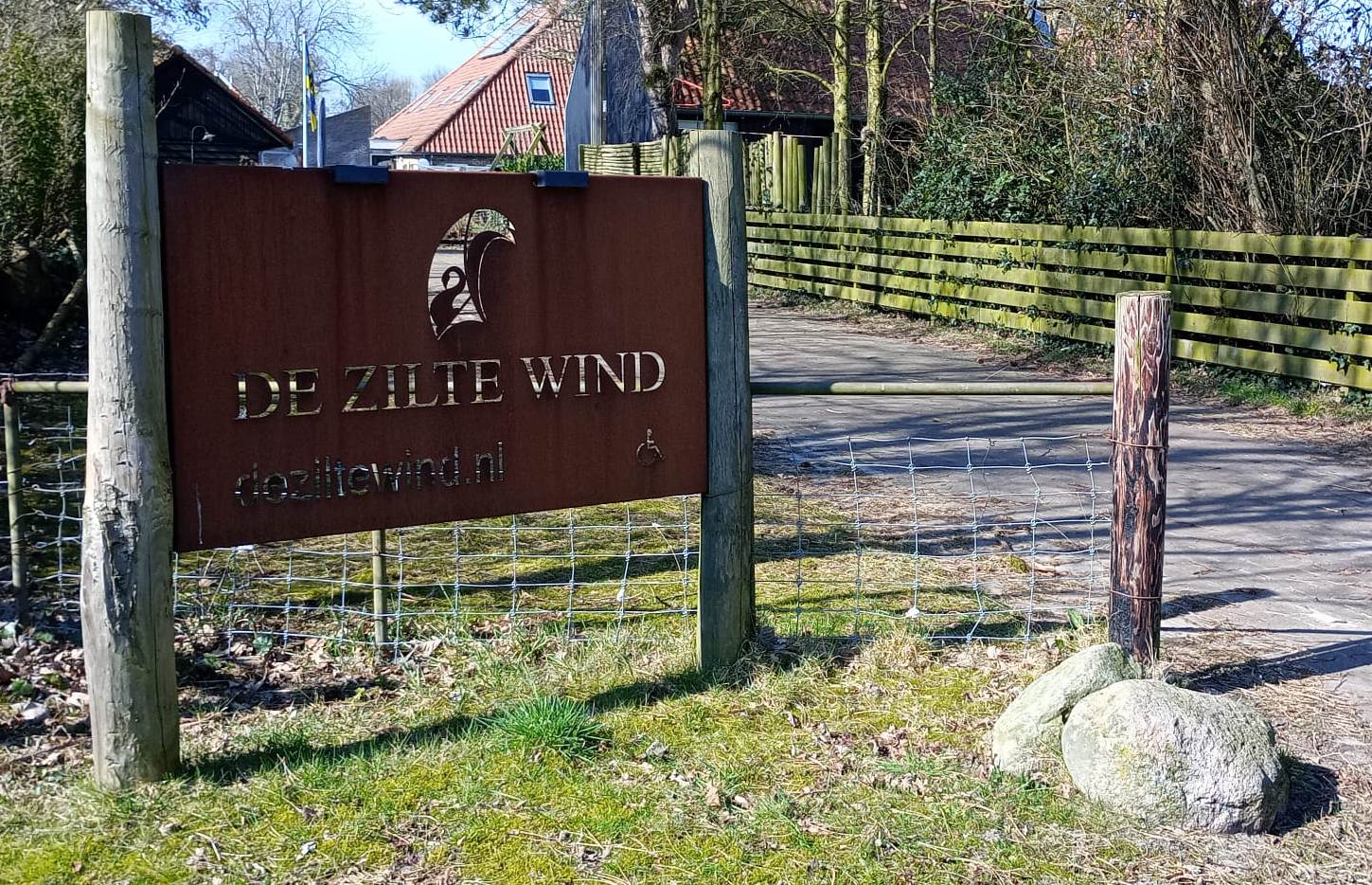 Deze grensstenen liggen bij de entree poort van groepsaccommodatie De Zilte Wind. Afkomstig van het erf van Henk Klip.